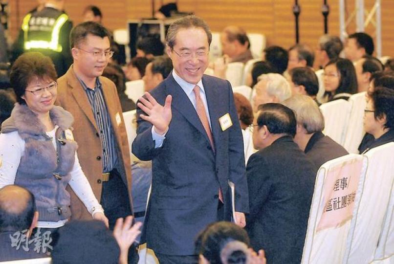 特首參選人唐英年表示有信心當選﹕「我有口號給自己的，『I run to win』，我參選就是要贏。」這名句曾在1981年奧斯卡最佳影片《烈火戰車》出現（I run to win. If I can't win, I won't run!），故事講述兩個短跑選手為參加奧運而苦練。美國國務卿希拉里2008年競逐總統提名時，亦說過「I am in to win」。（余俊亮攝） 特首參選人梁振英昨重申，特首選舉民調必須具公信力，任何人不應干預民調機構的運作。圖為他出席「為香港選賢能」論壇，和約150名選