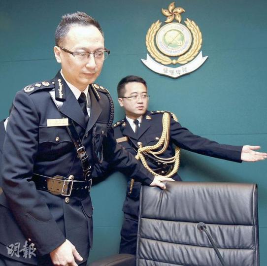 去年9月才「空降」做海關關長的張雲正（左一），昨首次穿著全套制服以關長身分見記者及主持海關年結記者會。記者問他海關何時才會循內部晉升關長而不是靠空降？張雲正沒正面回答，但他強調上任關長後，已再三向同僚強調他其中一個首要任務，正是要處理好海關關長的接任問題。（李紹昌攝）