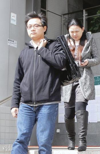 被告伍望雅（右）涉嫌偽造驗血報告。圖為她與男親友一同步出法院。（阮穎嘉攝）
