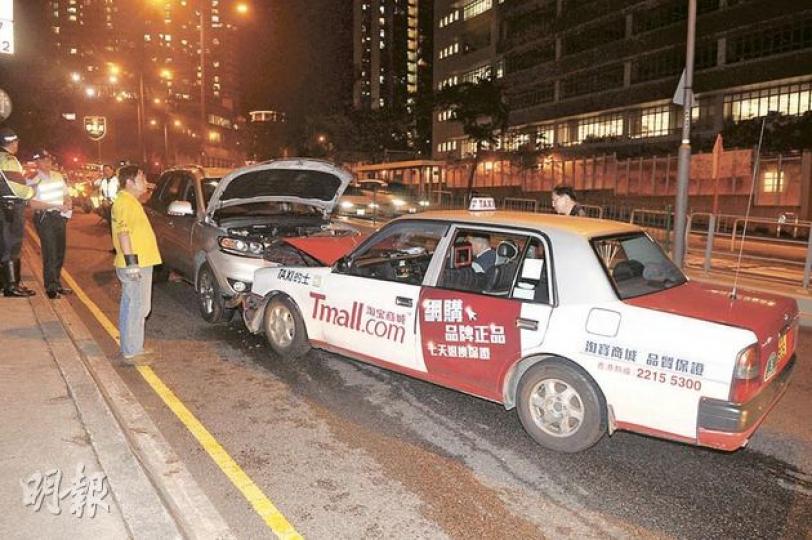 六旬漢疑病發休克，私家車在無人駕駛下逆線衝100米與的士迎頭猛撼。（衛永康攝）
