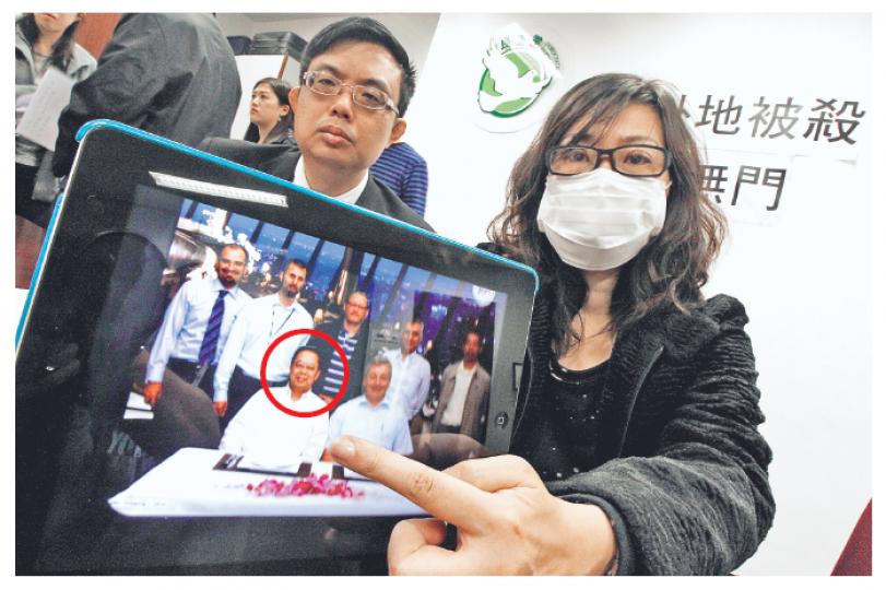 死者梁家強（紅圈示）胞妹梁小姐（戴口罩者）質疑政府未能協助她們，一直協助梁小姐的立法會議員涂謹申（左）促保安局加大力度協助死者家屬。（李紹昌攝）