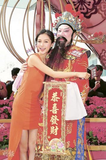 若攬着的不是財神而是黃曉明,Baby會否更開心呢?(攝影:黃梓烜) 若攬着的不是財神而是黃曉明,Baby會否更開心呢?(攝影:黃梓烜)