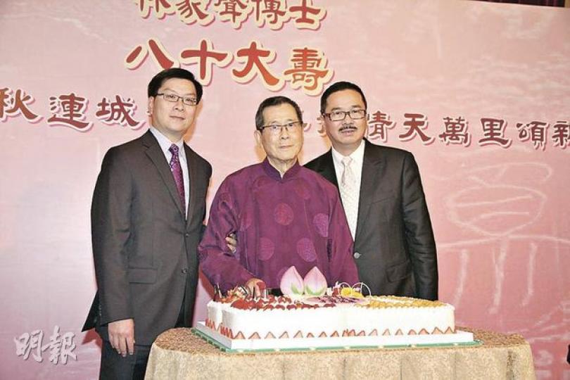 林家聲(中)80歲生日,長子林潤笙(左)與徒弟周振基(右)前晚設宴賀壽。(攝影/記者﹕梁榮達) 林家聲(中)80歲生日,長子林潤笙(左)與徒弟周振基(右)前晚設宴賀壽。(攝影/記者﹕梁榮達)