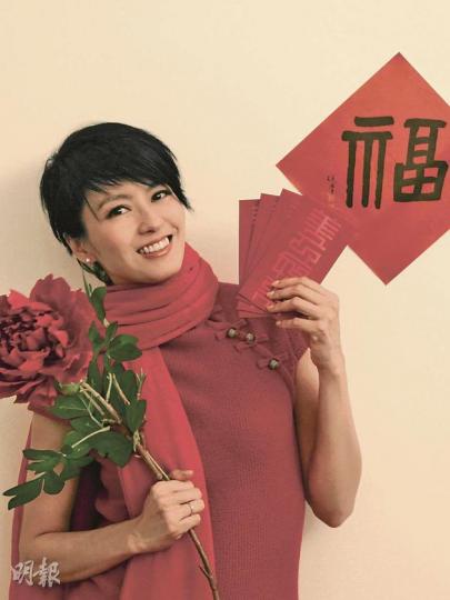 梁詠琪今年第一年與老公Sergio（圖2）派利市，表現甚雀躍。（微博圖片） （圖2）（微博圖片）