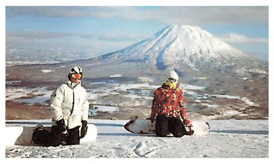 嘉玲與偉仔在日本化身﹁蒙面超人」向粉絲拜年。（微博圖片）