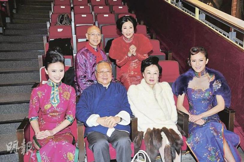 無綫新任行政主席梁乃鵬（前排左二）與利孝和夫人、港姐朱晨麗（左）、中華小姐張曦雯（右）跟汪明荃、羅家英齊慶新春。（攝影﹕黃梓烜）
