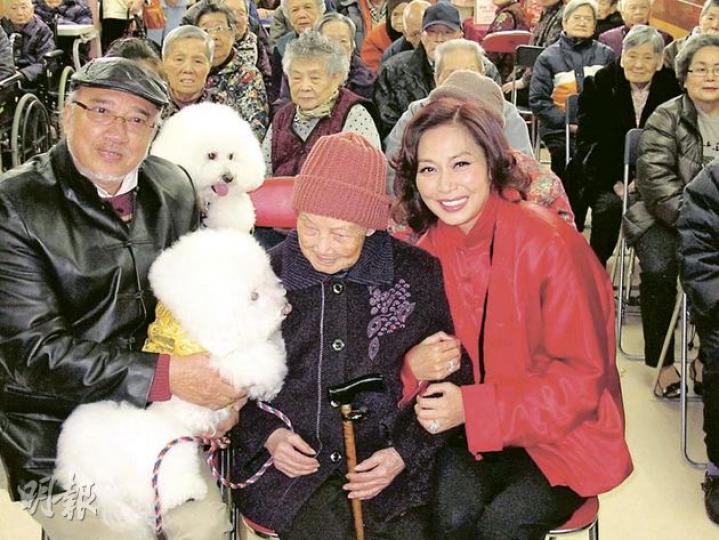 鄺美雲跟兩隻愛犬向公公婆婆拜年。（攝影/記者：楊安莉）