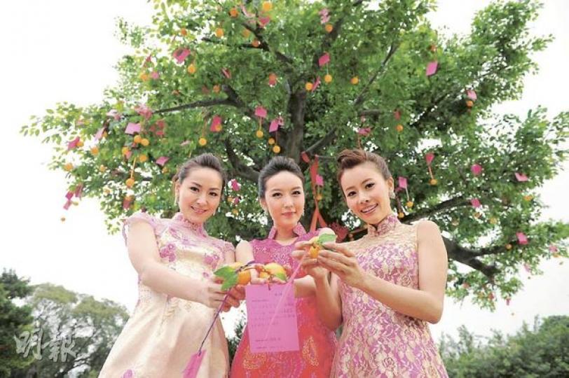 王家敏（左起）、馮雪冰、洪利朱為香港祈福，希望大家開心平安。（攝影：鍾偉茵） 馮雪冰返鄉下度歲及探望家人。（攝影：鍾偉茵） 王家敏希望在演戲方面有好的發展。（攝影：鍾偉茵） 洪利朱不排除留港發展事業。（攝影：鍾偉茵）