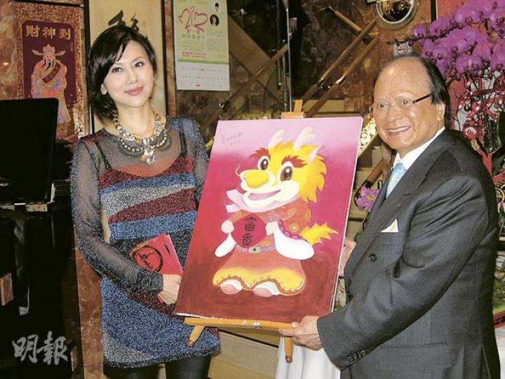 朱潔儀帶着卡通版「富貴金龍」油畫向師父楊貫一拜年。（攝影/記者：唐嘉晞）