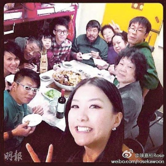 陳嘉桓不介意公開全家食開年飯的照片。（微博圖片）