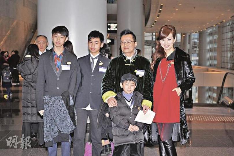 羅霖一家五口睇煙花度歲。（攝影：劉一立） 洪欣抱病陪兒子睇煙花。（攝影：劉一立）