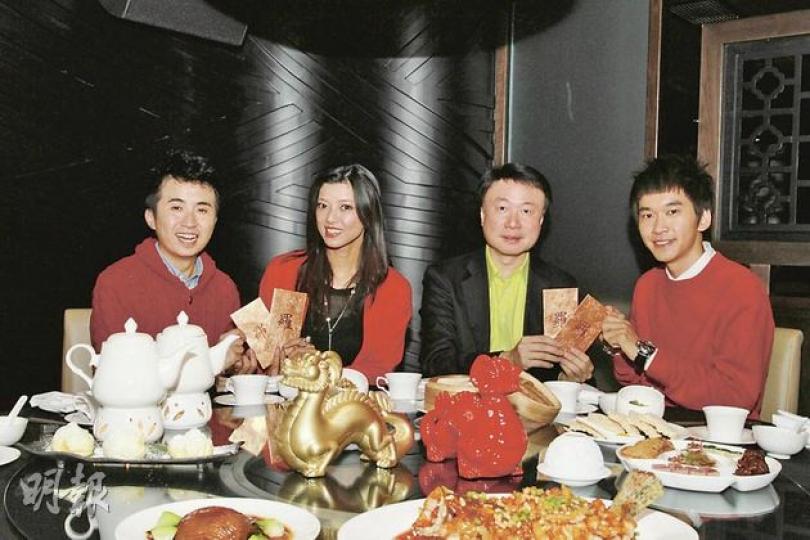 I Love You Boyz的Donald（左）與阿占（右）合體加入bma大家庭，獲老闆羅傑承與太太梁芷珊封大利市。（微博圖片）