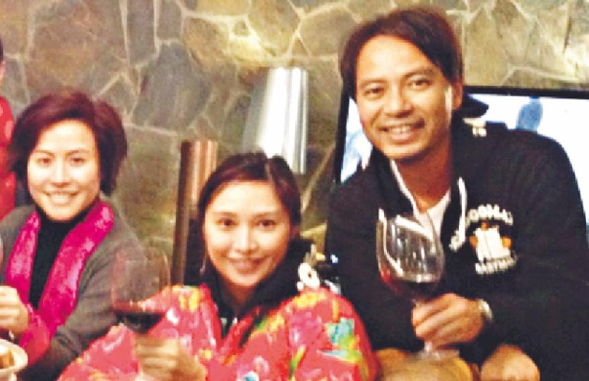 宣萱、李克勤與太太盧淑儀舉杯暢飲。（微博圖片）