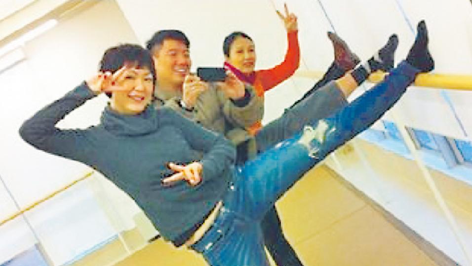 田蕊妮（左起）、杜汶澤及阿姐玩壓腿，還開心得高舉V字手勢。（微博圖片） （上、下圖）杜汶澤與田蕊妮對阿姐的排舞室放滿金唱片及海報，感到嘆為觀止。（微博圖片）