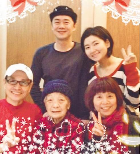 Selina與丈夫張承中前日回家向任爸任媽拜年，認真乖女。（微博圖片）