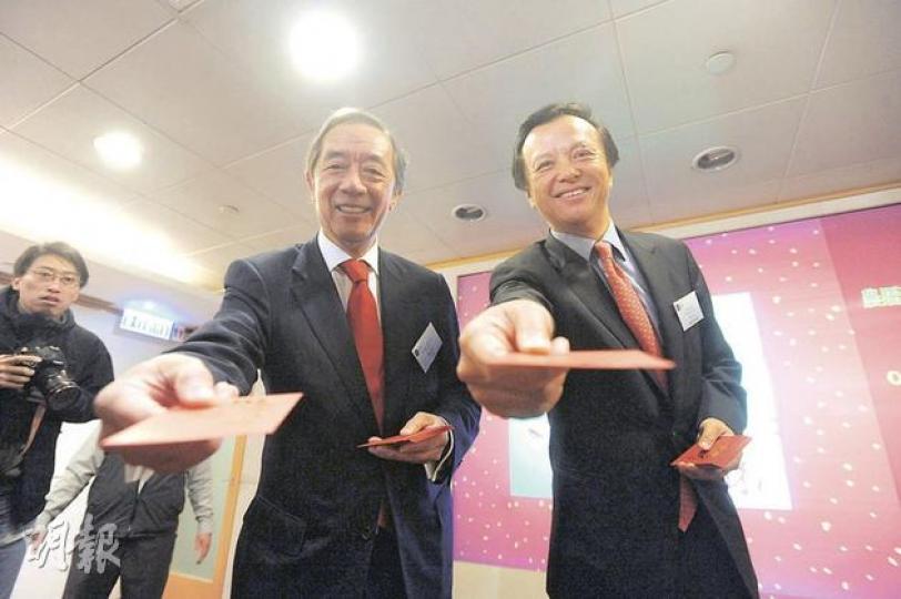 龍年首個交易日, 夏佳理(左)及李小加大派利市。(尹錦恩攝) 龍年首個交易日, 夏佳理(左)及李小加大派利市。(尹錦恩攝)