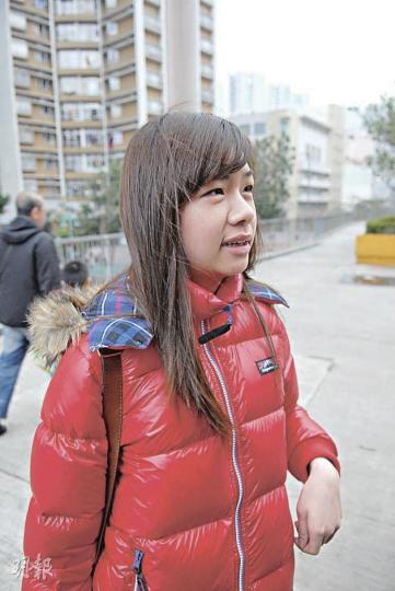 邨民蔡小姐對強姦案「聽到都驚」,表示日後會避免夜歸或請家人接送。(伍浦鋒攝) 學生陳小姐表示,案發街市入夜後甚少人途經。(伍浦鋒攝) 邨民蔡小姐對強姦案「聽到都驚」,表示日後會避免夜歸或請家人接送。(伍浦鋒攝) 學生陳小姐表示,案發街市入夜後甚少人途經。(伍浦鋒攝)