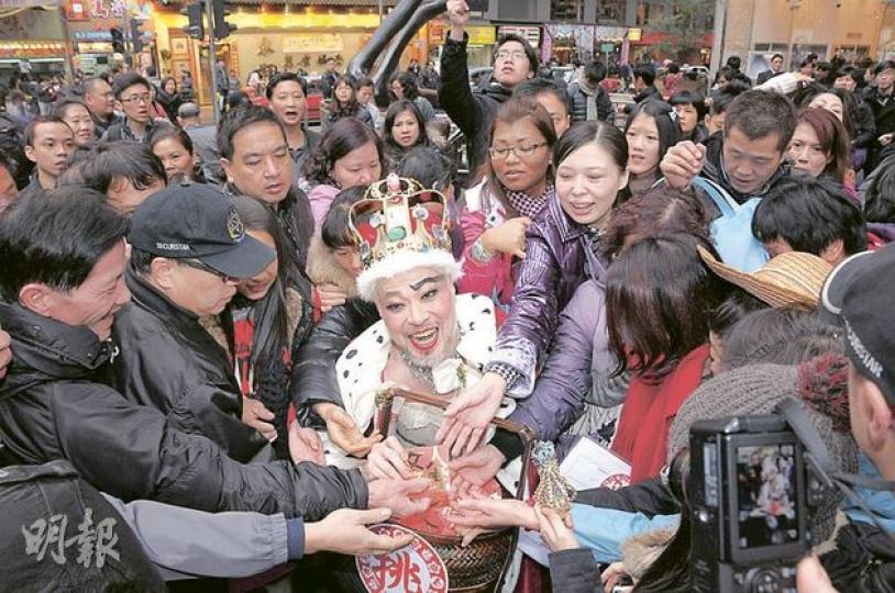 扮成「挑剔女王」的詹瑞文被市民搶利市。（攝影/記者：劉一立）