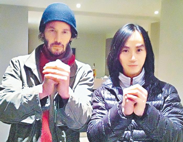留了滿臉鬍子的奇洛（左）與陳虎（右）向大家拜年。（微博圖片）