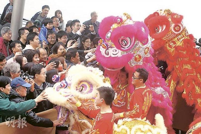 昨日海港城舉行龍年賀新春活動,有舞獅助興,吸引大批市民圍觀。(李紹昌攝) 昨日海港城舉行龍年賀新春活動,有舞獅助興,吸引大批市民圍觀。(李紹昌攝)