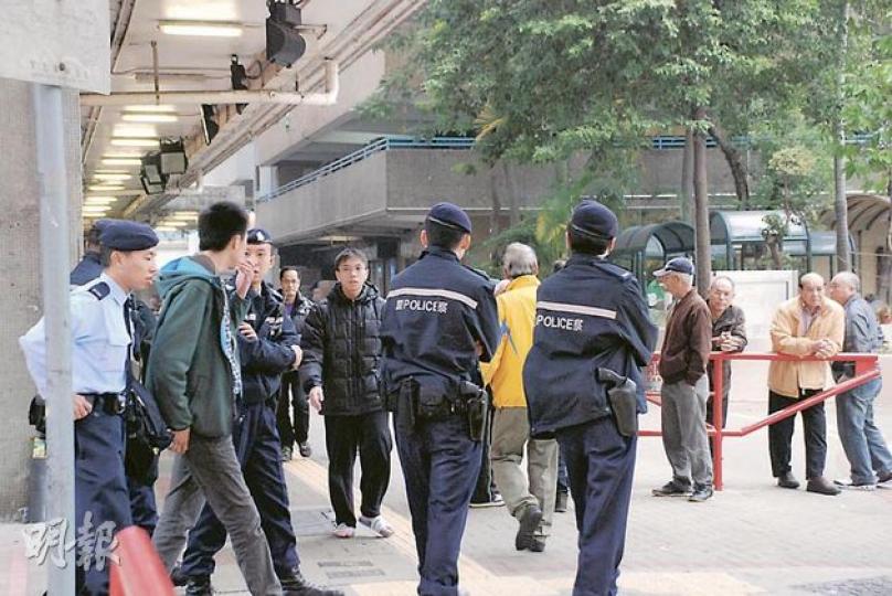 鴨脷洲邨發生夜歸女被強姦案後,警方昨日加派機動部隊人員巡邏。(楊嘉欣攝) 鴨脷洲邨發生夜歸女被強姦案後,警方昨日加派機動部隊人員巡邏。(楊嘉欣攝)