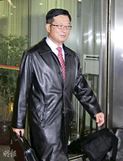 林光宇昨面對控方提問時,不時「騎呢」回應,如控方問及他知否「insider dealing(內幕交易)」中「insider」的意思,他即指坐在法庭內的人就是「insider」;後來控方指他當日開董事會時思緒已「飛走」,他即回應指自己的思緒在其身體內。(林綺琪攝) 證監會法規執行部高級總監鄭啟森昨供稱,即使在董事會前眾非常務董事並未知道太古收購港機股份的價格,但由於收購者是太古,不難估計消息公布後,價格會高於原來市場股價。(林綺琪攝) 林光宇昨面對控方提問時,不時「騎呢」回應,如控方問及他知否「insider dealing(內幕交易)」中「insider」的意思,他即指坐在法庭內的人就是「insider」;後來控方指他當日開董事會時思緒已「飛走」,他即回應指自己的思緒在其身體內。(林綺琪攝) 證監會法規執行部高級總監鄭啟森昨供稱,即使在董事會前眾非常務董事並未知道太古收購港機股份的價格,但由於收購者是太古,不難估計消息公布後,價格會高於原來市場股價。(林綺琪攝)
