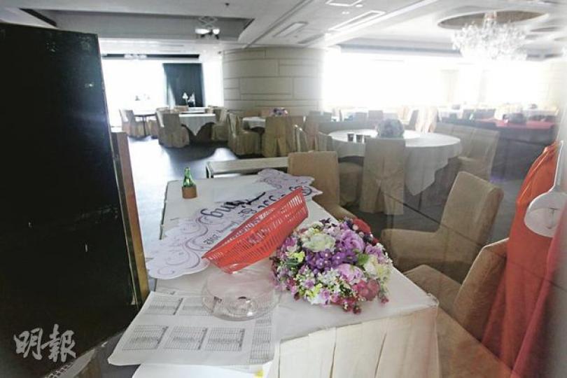 九龍會疑結業,旗下灣畔餐廳人去樓空,1月21日疑為該會最後一天安排喜宴,該對新人的賓客名單和裝飾仍堆滿迎賓桌上。(李澤彤攝) 紅磡海灣軒九龍會旗下奇醇酒莊內酒架上的酒及貨倉已被清空,僅餘小量紅白酒及啤酒。(李澤彤攝) 九龍會疑結業,旗下灣畔餐廳人去樓空,1月21日疑為該會最後一天安排喜宴,該對新人的賓客名單和裝飾仍堆滿迎賓桌上。(李澤彤攝) 紅磡海灣軒九龍會旗下奇醇酒莊內酒架上的酒及貨倉已被清空,僅餘小量紅白酒及啤酒。(李澤彤攝)
