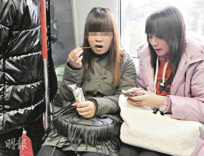 本報記者昨午於東鐵沿線觀察約3小時,未見有任何「集體進食」行動,只有零星的乘客於車廂進食,當中包括本地及內地人。圖為一名操本地口音的乘客於車內進食。(余俊亮攝) 昨午東鐵上只有個別乘客於車廂內進食或喝飲料,並無發現如網上宣稱的「集體進食」行動。圖為一操內地口音的男童於車廂內喝汽水。(余俊亮攝) 本報記者昨午於東鐵沿線觀察約3小時,未見有任何「集體進食」行動,只有零星的乘客於車廂進食,當中包括本地及內地人。圖為一名操本地口音的乘客於車內進食。(余俊亮攝) 昨午東鐵上只有個別乘客於車廂內進食或喝飲料,並無發現如網上宣稱的「集體進食」行動。圖為一操內地口音的男童於車廂內喝汽水。(余俊亮攝)