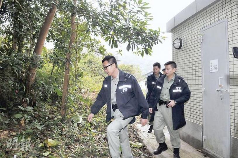 行山客跌斃後,其背包及財物失蹤,多名警員需步行到伏屍處蒐證調查。(林錫禮攝) (明報製圖) 行山客跌斃後,其背包及財物失蹤,多名警員需步行到伏屍處蒐證調查。(林錫禮攝) (明報製圖)