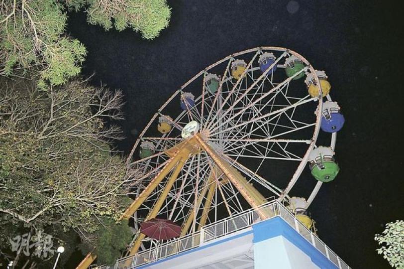 海洋公園部分機動遊戲設施昨午停電,其中摩天巨輪報稱一度有數名遊客被困。 (衛永康攝) 海洋公園部分機動遊戲設施昨午停電,其中摩天巨輪報稱一度有數名遊客被困。 (衛永康攝)