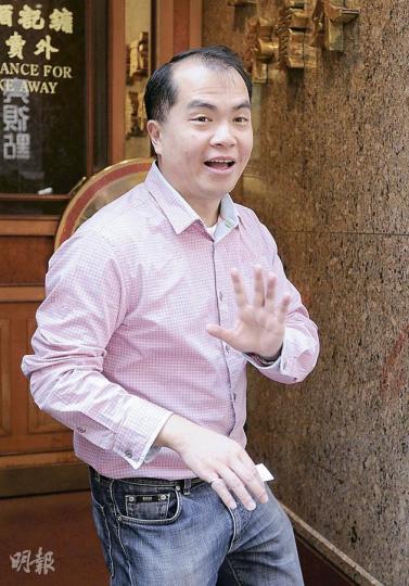 被問及雙方調解進展,甘琨禮的兒子甘連宏表示暫應會在法庭相見,暗示調解情况並不樂觀。(余俊亮攝)鏞記大股東二哥甘琨禮昨日在鏞記工作,但拒絕接受記者訪問。(余俊亮攝) 被問及雙方調解進展,甘琨禮的兒子甘連宏表示暫應會在法庭相見,暗示調解情况並不樂觀。(余俊亮攝)鏞記大股東二哥甘琨禮昨日在鏞記工作,但拒絕接受記者訪問。(余俊亮攝)