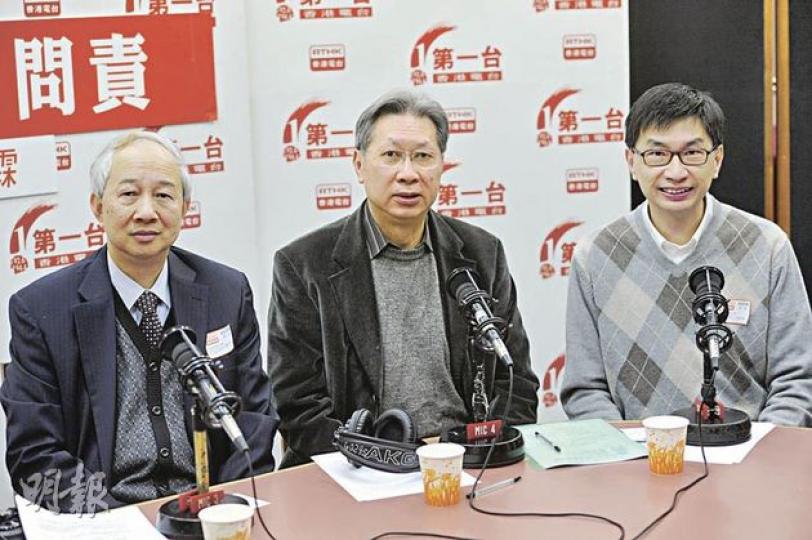 稅務學會副會長伍國賢(左起)、中小型企業聯合會主席劉達邦及社聯政策研究及倡議業務總監蔡海偉昨出席電台節目皆不贊同政府繼續派錢。 (尹錦恩攝) 稅務學會副會長伍國賢(左起)、中小型企業聯合會主席劉達邦及社聯政策研究及倡議業務總監蔡海偉昨出席電台節目皆不贊同政府繼續派錢。 (尹錦恩攝)