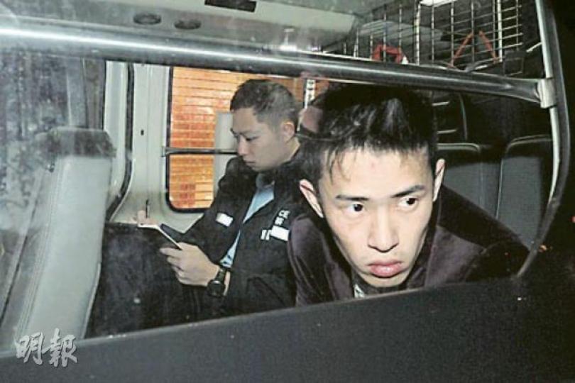 獨行青年(右)途經中環利源東街時被4名南亞裔男子搶去iPhone 4S手機,事後乘警車在附近兜截,但未有發現。(蔡方山攝) 獨行青年(右)途經中環利源東街時被4名南亞裔男子搶去iPhone 4S手機,事後乘警車在附近兜截,但未有發現。(蔡方山攝)