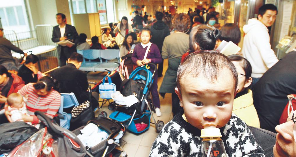 到粉嶺母嬰健康院檢查的嬰兒,六成由內地婦所生,當中近九成屬「雙非嬰」,據悉政府將增資源將該健康院擴充一層。(李紹昌攝) 到粉嶺母嬰健康院檢查的嬰兒,六成由內地婦所生,當中近九成屬「雙非嬰」,據悉政府將增資源將該健康院擴充一層。(李紹昌攝)