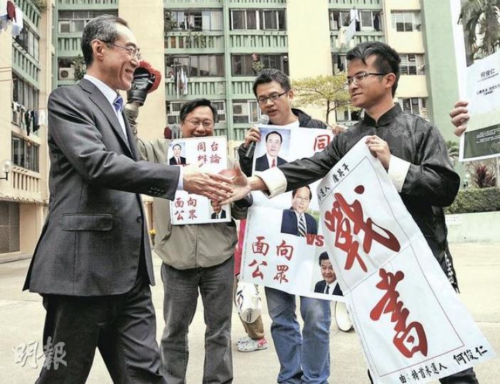 特首參選人唐英年(左一)昨到何文田愛民邨「洗樓」,民主黨何俊仁的競選團隊,包括林立志(右一)等,昨日趁機到場向唐下戰書,要求唐英年面向公眾,與其他特首候選人同台辯論,唐英年說「一定有機會」與其他候選人同場。(余俊亮攝) 特首參選人梁振英(右二)昨再度出擊,批評唐英年每遇到批評,就習慣「拉其他人落水」。圖為梁振英昨日落區籌款,呼籲市民每人捐一元支持他參選,不少人都捐出十元以至百元。(何家達攝) (明報製圖) 特首參選人唐英年(左一)昨到何文田愛民邨「洗樓」,民主黨何俊仁的競選團隊,包括林立志(右一)等,昨日趁機到場向唐下戰書,要求唐英年面向公眾,與其他特首候選人同台辯論,唐英年說「一定有機會」與其他候選人同場。(余俊亮攝) 特首參選人梁振英(右二)昨再度出擊,批評唐英年每遇到批評,就習慣「拉其他人落水」。圖為梁振英昨日落區籌款,呼籲市民每人捐一元支持他參選,不少人都捐出十元以至百元。(何家達攝) (明報製圖)
