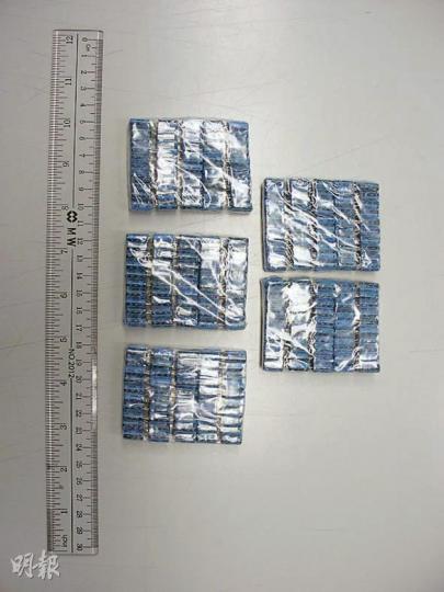 騙徒會以仔細綑綁成一盒盒的電容冒充高科技電子零件,企圖以精美包裝令人信以為真。(李澤彤攝) 警方搜獲的「貓紙」含普通話與廣東話對照表,讓內地騙徒學懂廣東話,避免和事主雞同鴨講,例如「貓紙」中教操普通話騙徒,普通話的「聽說」,在廣東話即讀成「聽講」。 (吳光熙攝) (明報製圖) 騙徒會以仔細綑綁成一盒盒的電容冒充高科技電子零件,企圖以精美包裝令人信以為真。(李澤彤攝) 警方搜獲的「貓紙」含普通話與廣東話對照表,讓內地騙徒學懂廣東話,避免和事主雞同鴨講,例如「貓紙」中教操普通話騙徒,普通話的「聽說」,在廣東話即讀成「聽講」。 (吳光熙攝) (明報製圖)