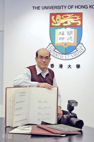 現年57歲的梁啟銓,35年來一直為港大擔任攝影師,以相機見證港大一幕幕歷史時刻。(葉漢華攝) (明報製圖) 現年57歲的梁啟銓,35年來一直為港大擔任攝影師,以相機見證港大一幕幕歷史時刻。(葉漢華攝) (明報製圖)