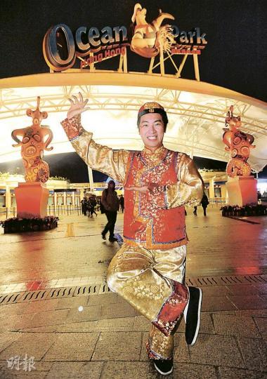 28歲的羅皓添入職海洋公園6年,擔任演藝人員「扮鬼扮馬」逗遊客歡笑,去年底更成為樂園界「影帝」。如今已晉升為公園的助理節目監督,證明小丑也可紮職管理。(尹錦恩攝) 28歲的羅皓添入職海洋公園6年,擔任演藝人員「扮鬼扮馬」逗遊客歡笑,去年底更成為樂園界「影帝」。如今已晉升為公園的助理節目監督,證明小丑也可紮職管理。(尹錦恩攝)