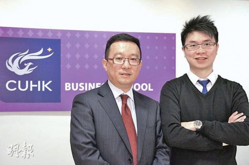 畢業生黃銘謙(右)說,獵頭公司會為他分析行業前景,並為他提供模擬面試等訓練。左為中大商學院課程推廣及招生部總監陳行健。(余卓善攝) 畢業生黃銘謙(右)說,獵頭公司會為他分析行業前景,並為他提供模擬面試等訓練。左為中大商學院課程推廣及招生部總監陳行健。(余卓善攝)
