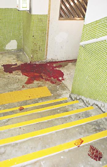 上水彩園邨保安員被精神病住客亂刀斬死的梯間,遺下大灘血迹,以及清晰的血鞋印,估計是疑兇斬人後經樓梯走回6樓寓所時留下。(林錫禮攝) 斬死保安員的疑兇事後被送到北區醫院檢查,證實有幻覺,隨即轉送青山醫院治療。(雲錦鋒攝) 精神病漢斬死保安員所使用的菜刀。(林錫禮攝) 上水彩園邨保安員被精神病住客亂刀斬死的梯間,遺下大灘血迹,以及清晰的血鞋印,估計是疑兇斬人後經樓梯走回6樓寓所時留下。(林錫禮攝) 斬死保安員的疑兇事後被送到北區醫院檢查,證實有幻覺,隨即轉送青山醫院治療。(雲錦鋒攝) 精神病漢斬死保安員所使用的菜刀。(林錫禮攝)