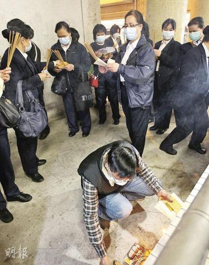 上水彩園邨發生精神病漢斬死保安員事件後,死者的保安公司同事到現場拜祭。(李澤彤攝) 上水彩園邨發生精神病漢斬死保安員事件後,死者的保安公司同事到現場拜祭。(李澤彤攝)