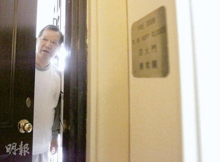 理想教育辦公室長期無人辦公,記者到機構創辦人及主席吳烈輝(圖)的寓所向他查詢機構借貸問題,他開門看見記者後拒絕回應。(林振東攝) 理想教育主要推廣體驗蛻變的「少年夢」課程,位於灣仔的地址同時用作理想教育(中國)、理想創建基金等辦公室,全屬吳烈輝和黃婉虹擁有。(林振東攝) 理想教育辦公室長期無人辦公,記者到機構創辦人及主席吳烈輝(圖)的寓所向他查詢機構借貸問題,他開門看見記者後拒絕回應。(林振東攝) 理想教育主要推廣體驗蛻變的「少年夢」課程,位於灣仔的地址同時用作理想教育(中國)、理想創建基金等辦公室,全屬吳烈輝和黃婉虹擁有。(林振東攝)