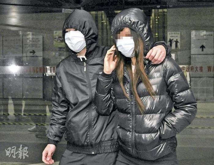 次被告黎子豪(左)昨在庭上表現輕鬆,更搭着蔡姓首被告(右)恩愛離庭。蔡的大律師昨盤問時則辯稱,蔡從沒有替X安排接客,只是X經常約她出街後中途往接客而要蔡在街上等她。(余俊亮攝) 次被告黎子豪(左)昨在庭上表現輕鬆,更搭着蔡姓首被告(右)恩愛離庭。蔡的大律師昨盤問時則辯稱,蔡從沒有替X安排接客,只是X經常約她出街後中途往接客而要蔡在街上等她。(余俊亮攝)