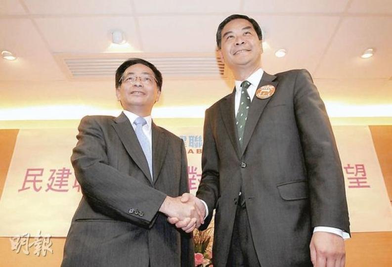 特首參選人梁振英(右)昨日到民建聯座談會爭取選委支持,強調當選後會擴大問責制,吸納更多人才加入政府。民建聯副主席葉國謙(左)表示,該黨未決定提名哪一個參選人。(余俊亮攝) 特首參選人唐英年重申,應待所有參選人公布政綱後才作同場辯論,因為辯論不是鬥口才或穿靚衫。目前只有唐英年尚未公布政綱。(余俊亮攝) 特首參選人梁振英(右)昨日到民建聯座談會爭取選委支持,強調當選後會擴大問責制,吸納更多人才加入政府。民建聯副主席葉國謙(左)表示,該黨未決定提名哪一個參選人。(余俊亮攝) 特首參選人唐英年重申,應待所有參選人公布政綱後才作同場辯論,因為辯論不是鬥口才或穿靚衫。目前只有唐英年尚未公布政綱。(余俊亮攝)