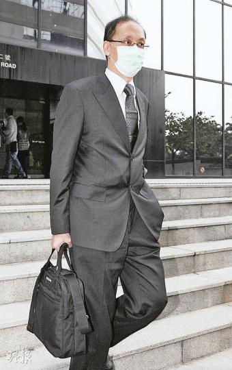 案發時為廉署總調查主任的曹永年,被指於「窩輪天王」案開審前,與張青浩作「最後演習」,「睇我(張)答口供答得好唔好」。(余俊亮攝) 案發時為助理調查主任的歐劍鋒(圖)涉與高級調查主任陳啟鴻,建議張青浩指控吳鎮濤等人,以換取不予起訴。(余俊亮攝) (明報製圖) 案發時為廉署總調查主任的曹永年,被指於「窩輪天王」案開審前,與張青浩作「最後演習」,「睇我(張)答口供答得好唔好」。(余俊亮攝) 案發時為助理調查主任的歐劍鋒(圖)涉與高級調查主任陳啟鴻,建議張青浩指控吳鎮濤等人,以換取不予起訴。(余俊亮攝) (明報製圖)