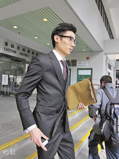 萬威昨「急急腳」離開法院,快速登上的士離去。(林綺琪攝) 萬威昨「急急腳」離開法院,快速登上的士離去。(林綺琪攝)