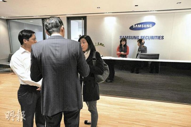 三星證券辦公室門口大堂,有員工向其他人說「後會有期」,大概可感受到金融界的裁員氣氛,未知還有幾多證券行熬不過這次寒冬。(何家達攝) 三星證券董事總經理及房地產研究主管李偉烈昨日接近5時現身電梯大堂,平日健談的他行色匆匆,未有評論公司情况,僅回應記者問候,稱自己「冇事」。(何家達攝) 三星證券辦公室門口大堂,有員工向其他人說「後會有期」,大概可感受到金融界的裁員氣氛,未知還有幾多證券行熬不過這次寒冬。(何家達攝) 三星證券董事總經理及房地產研究主管李偉烈昨日接近5時現身電梯大堂,平日健談的他行色匆匆,未有評論公司情况,僅回應記者問候,稱自己「冇事」。(何家達攝)