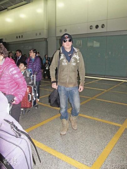 黃秋生知道母親中風入院，即急急從內地趕返港探望。（攝影﹕娛樂組） 陳冠希昨晨返港，見到傳媒也禮貌地打招呼。（攝影﹕娛樂組）