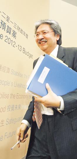 任期內「派糖」逾2000億的曾俊華為自己總結,他指政府開支增長近七成,沒任何政府做到,過去5年他以人為本,全力以赴,並引述智者﹕「只要問心無愧,何懼人生的艱難困頓。」(李紹昌攝) (明報製圖) 任期內「派糖」逾2000億的曾俊華為自己總結,他指政府開支增長近七成,沒任何政府做到,過去5年他以人為本,全力以赴,並引述智者﹕「只要問心無愧,何懼人生的艱難困頓。」(李紹昌攝) (明報製圖)