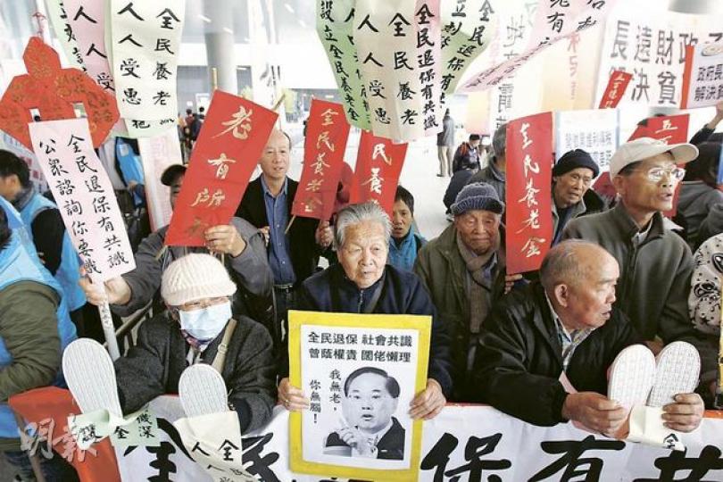 爭取全民退休保障聯席昨聯同數十名長者,不滿政府欠缺長遠財政規劃,昨到立法會請願要求設全民退休保障。(李紹昌攝) 居私樓套房、沒領綜援的62歲蘇婆婆屬完全未能受惠預算案紓困措施的「N無人士」。她對預算案感失望,「幫助不到住劏房等上樓這批最需要幫助的人,不如直接派6000元更好」。(林振東攝) 爭取全民退休保障聯席昨聯同數十名長者,不滿政府欠缺長遠財政規劃,昨到立法會請願要求設全民退休保障。(李紹昌攝) 居私樓套房、沒領綜援的62歲蘇婆婆屬完全未能受惠預算案紓困措施的「N無人士」。她對預算案感失望,「幫助不到住劏房等上樓這批最需要幫助的人,不如直接派6000元更好」。(林振東攝)